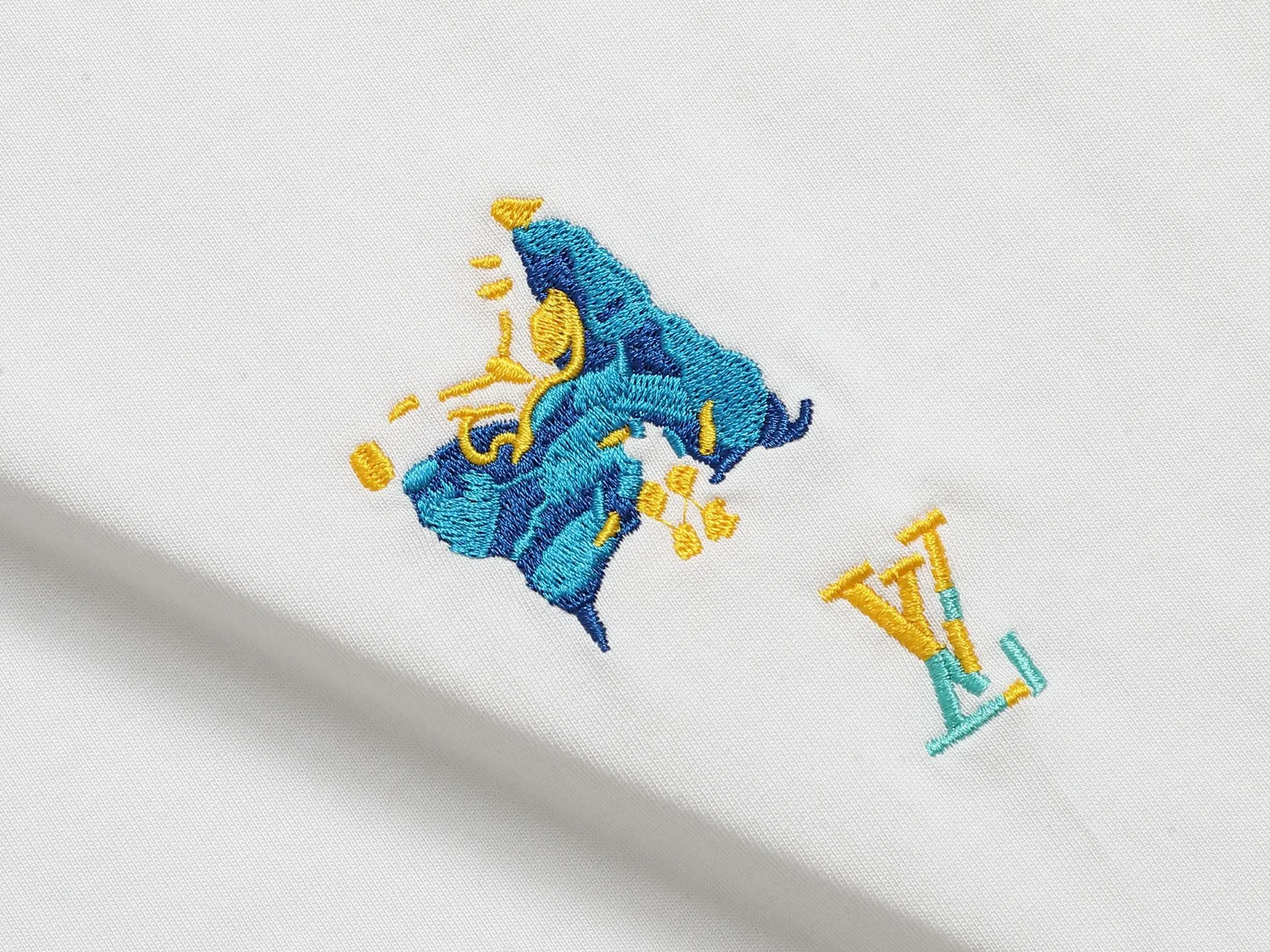 🅿️170 1v new autumn and winter butterfly pattern round neck short sleeves. This sweatshirt is made of densely woven suede cotton. Relying on brilliant colors and complex stitching, it is embroidered with butterfly patterns on the front and back, blooming with a kaleidoscope of dreamy scenery and delicate textures. Awesome fit, same style for men and women 𝙨𝙞𝙯𝙚: xs s m l